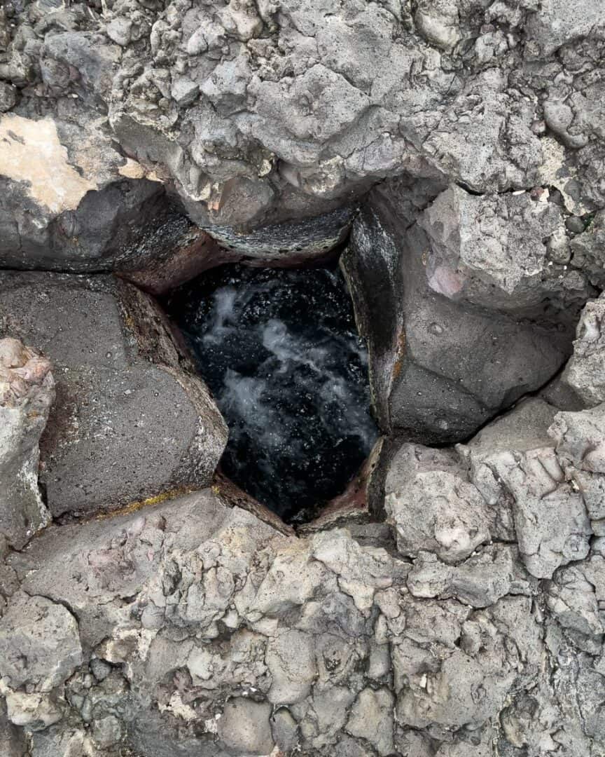 Hole in the rocks at Ho‘okena Beach