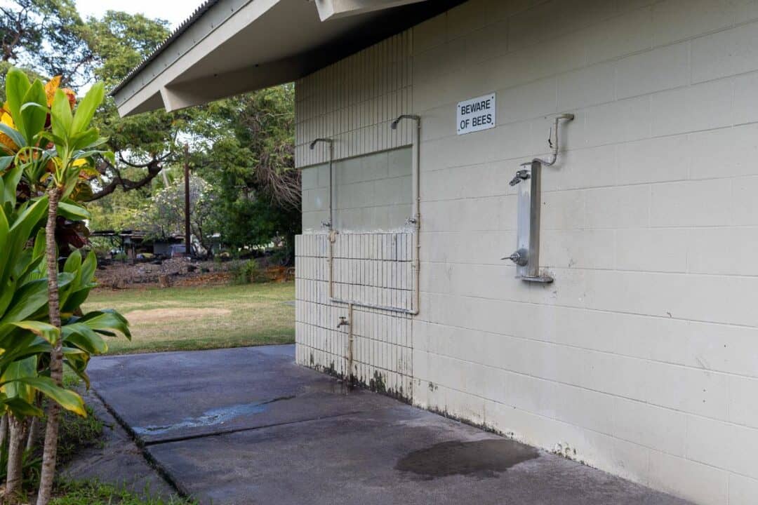 Public bathroom showers at Ho‘okena Beach Park