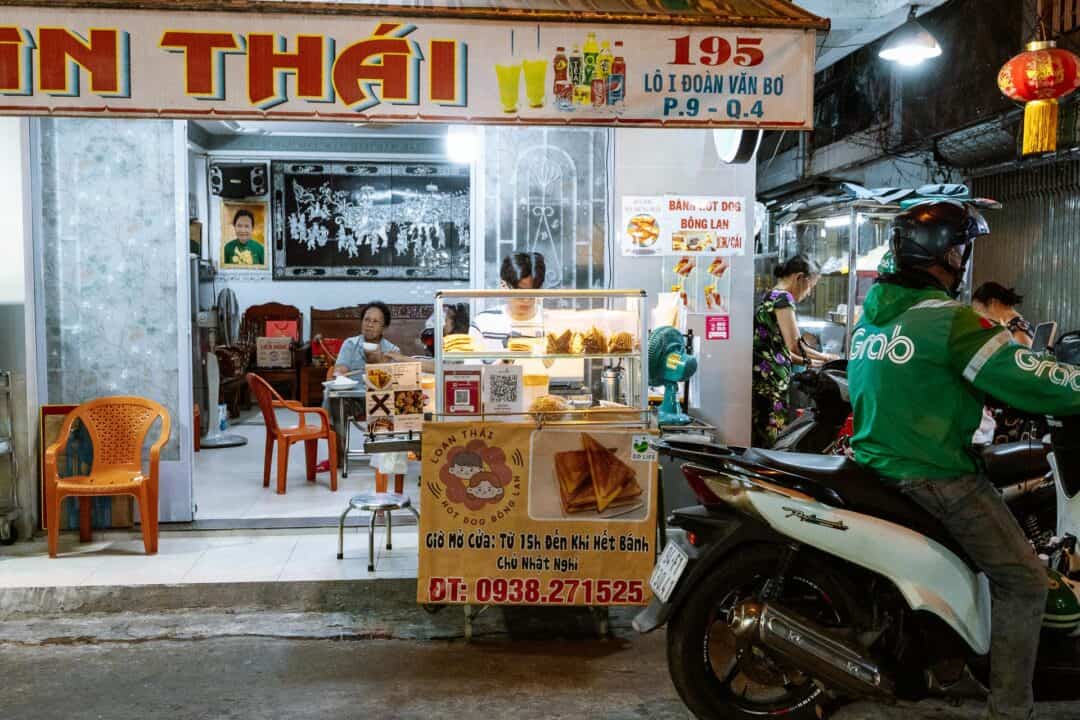 Loan Thái Sponge Cake stall at 20 Thuoc in Saigon