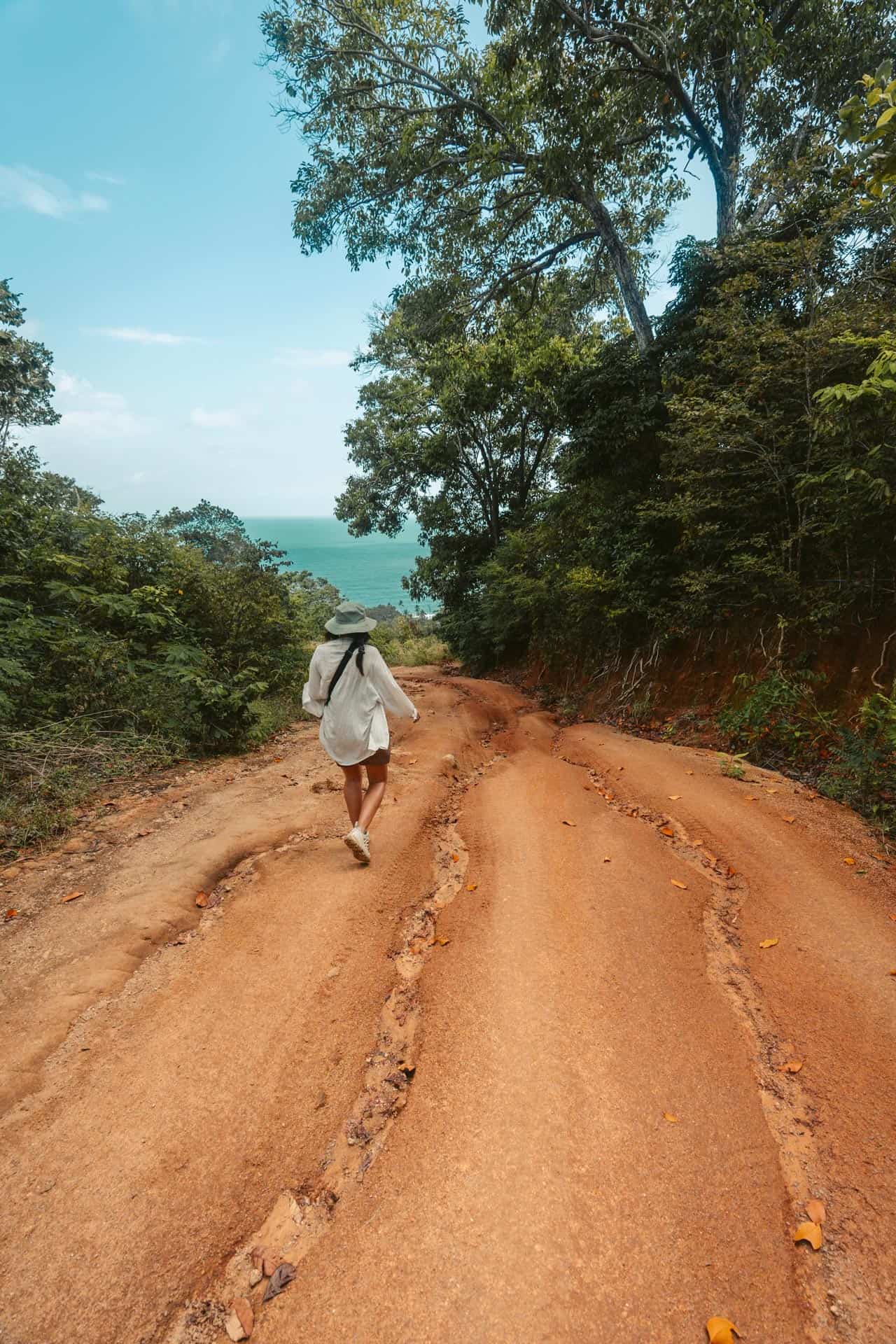 Hiking down to Haad Yuan