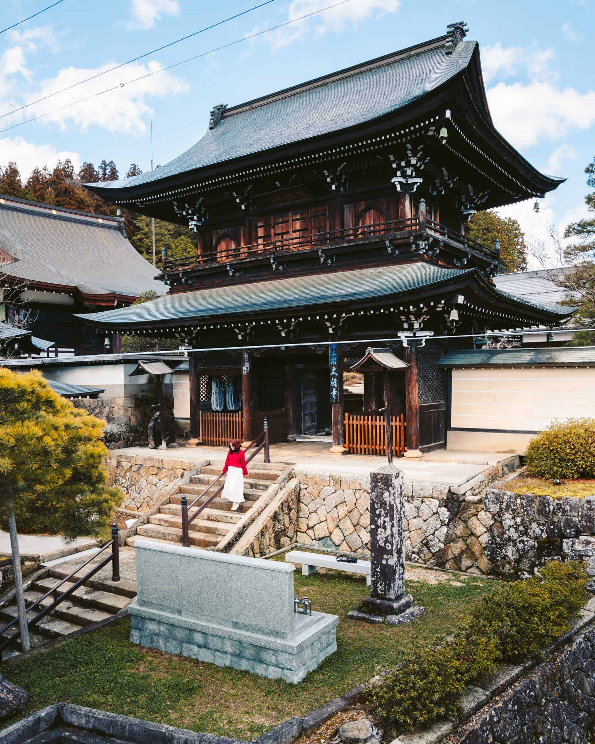 Higashiyama Walking Course in Takayama: Complete Guide 1 Higashiyama Walking Course temple steps
