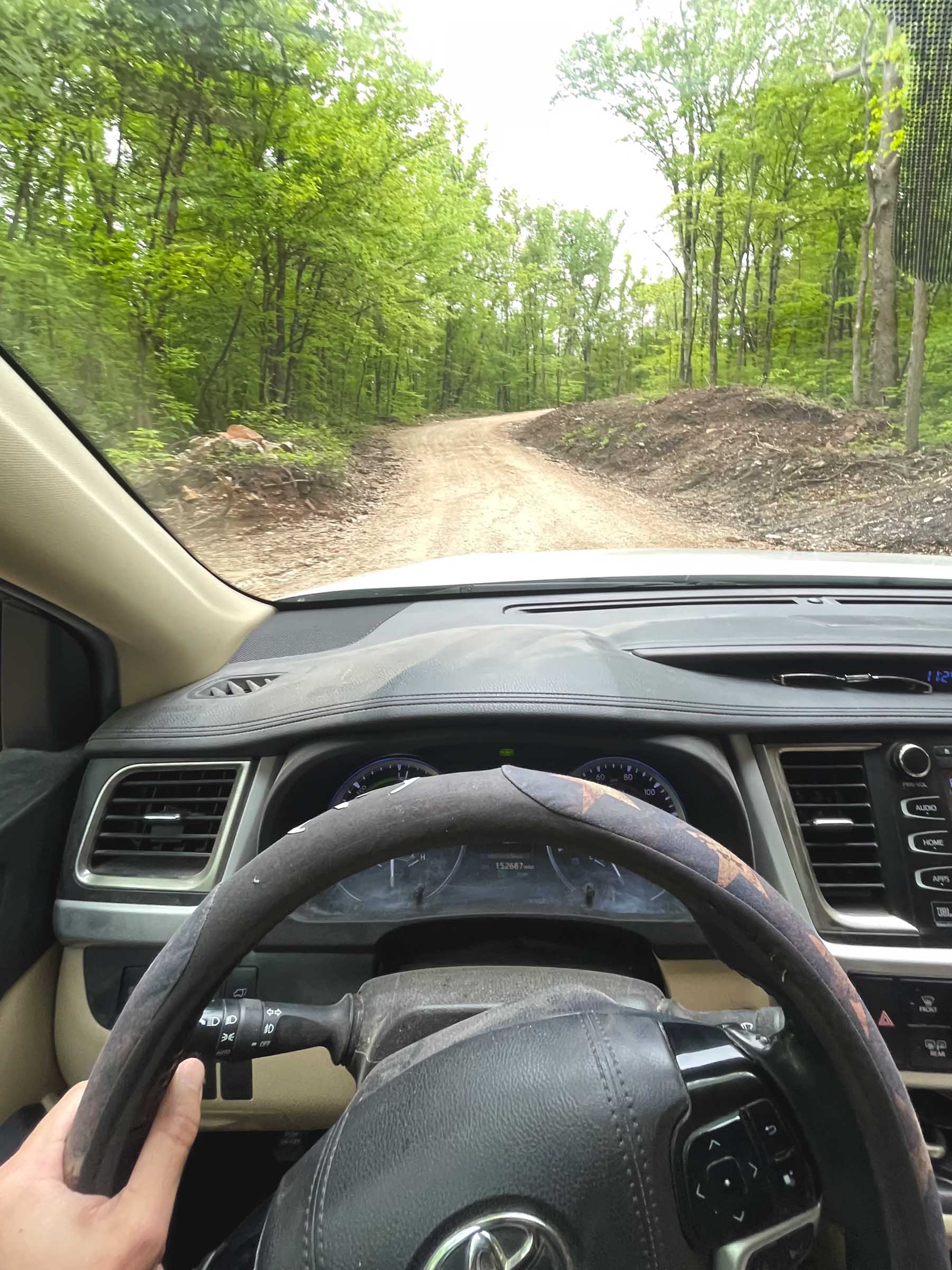 Whitaker Point Trail (Hawksbill Crag): Complete Hiking Guide 7 Driving on the dirt road to Whitaker Point Trail Arkansas
