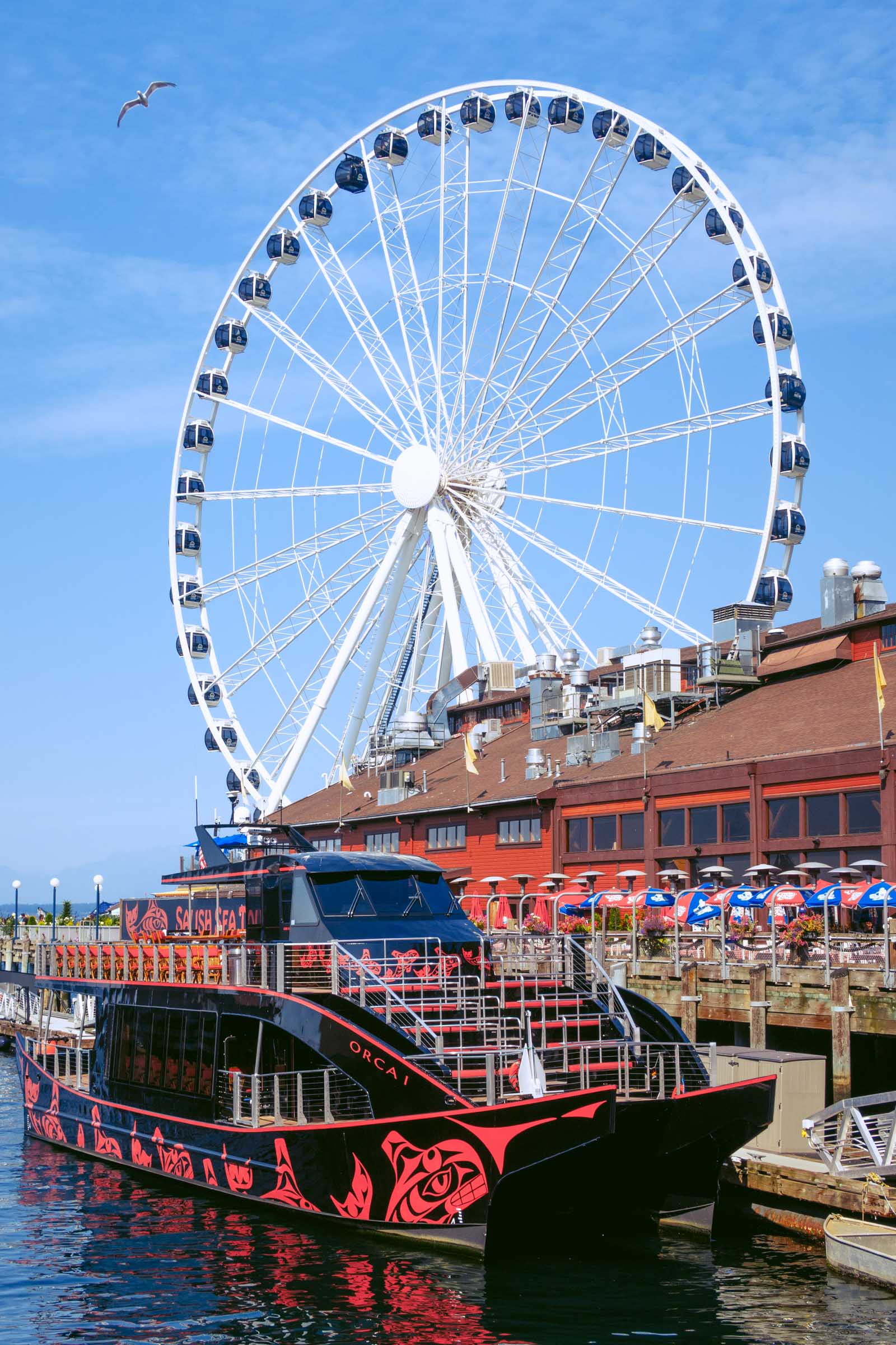 seattle great ferris wheel with tourboat