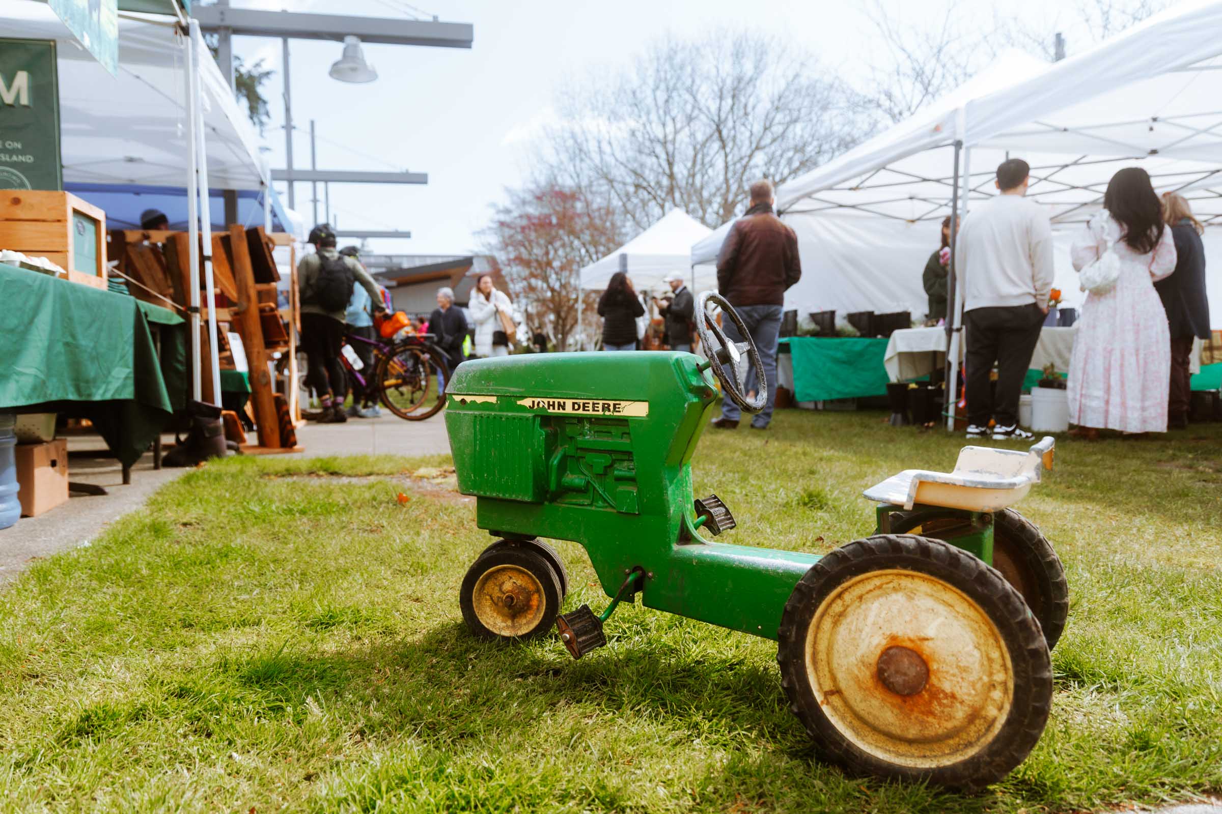 bainbridge farmers market vibe