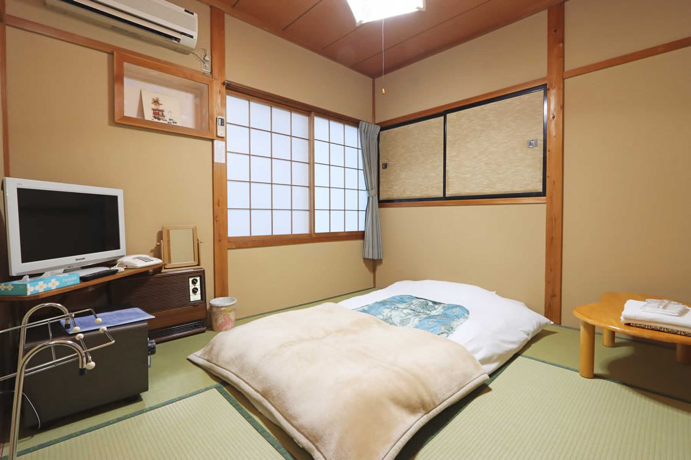 Where to Stay in Takayama: Guide to the Best Areas and Hotels 51 Minshuku Iwatakan takayama room