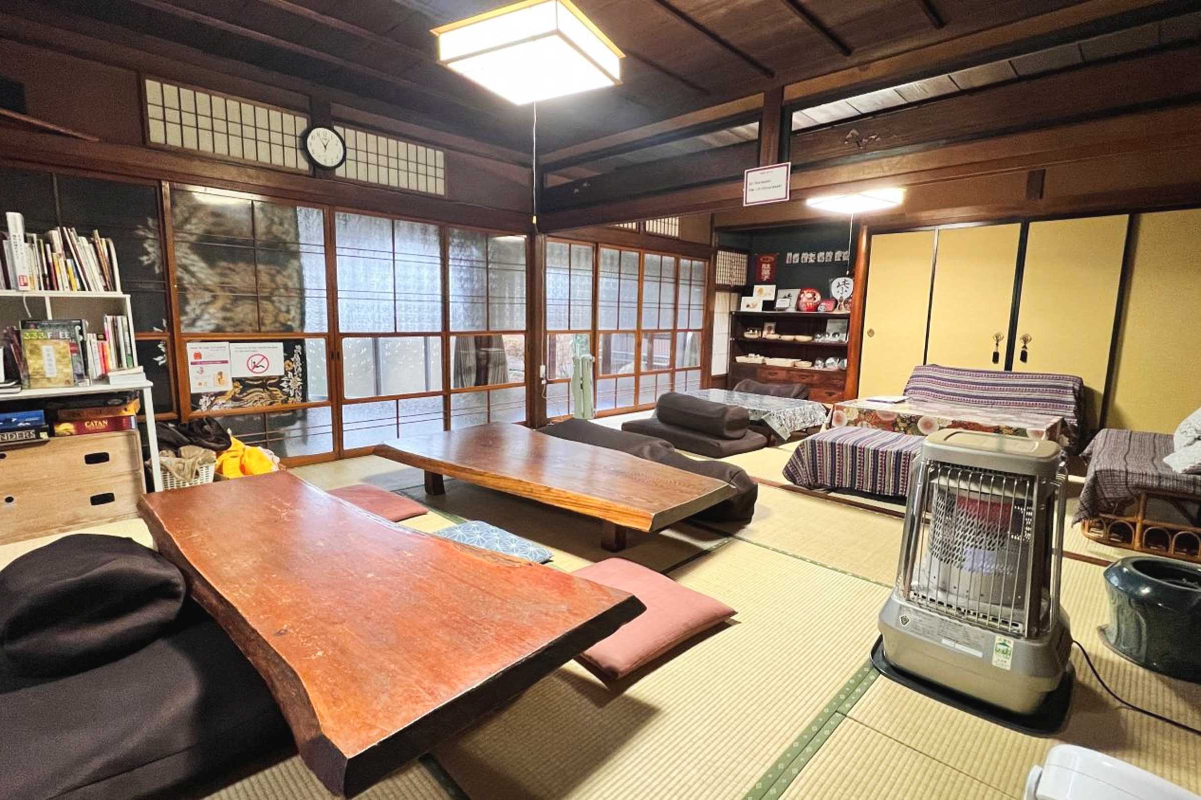 Where to Stay in Takayama: Guide to the Best Areas and Hotels 33 hostel murasaki common area